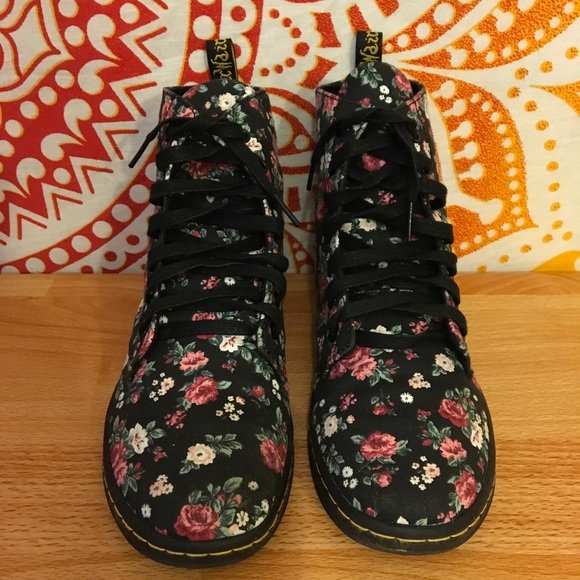 ๐HP๐Darling Floral High Top Shoes ๐ธ๐ผ๐ท๐ป๐บ๐ธ - Picture 3 of 8