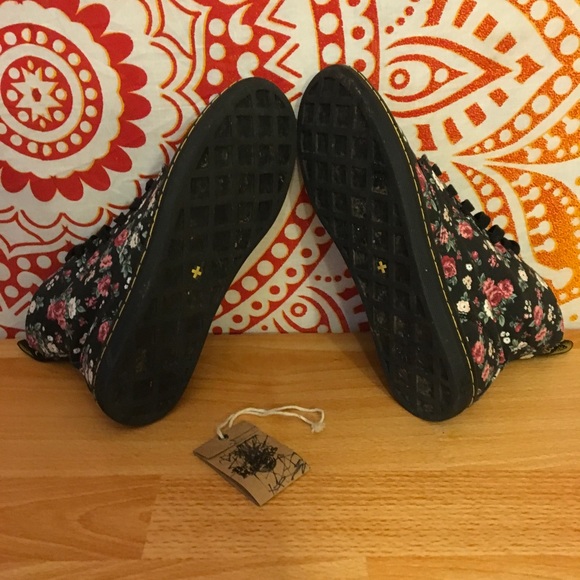 ๐HP๐Darling Floral High Top Shoes ๐ธ๐ผ๐ท๐ป๐บ๐ธ - Picture 4 of 8