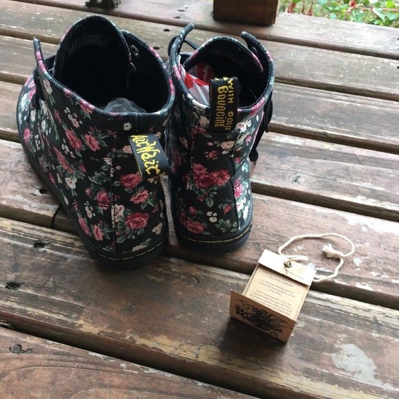 ๐HP๐Darling Floral High Top Shoes ๐ธ๐ผ๐ท๐ป๐บ๐ธ - Picture 7 of 8