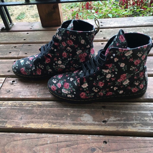 ๐HP๐Darling Floral High Top Shoes ๐ธ๐ผ๐ท๐ป๐บ๐ธ - Picture 8 of 8