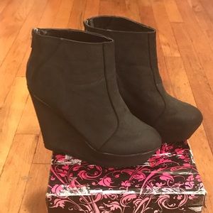 Qupid "Timber" size 9 black wedge