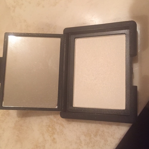 NARS highlighting blush in albatross - Picture 2 of 2