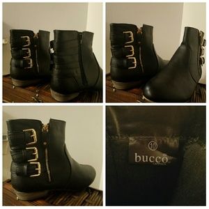Fashioned ankle boot with buckles