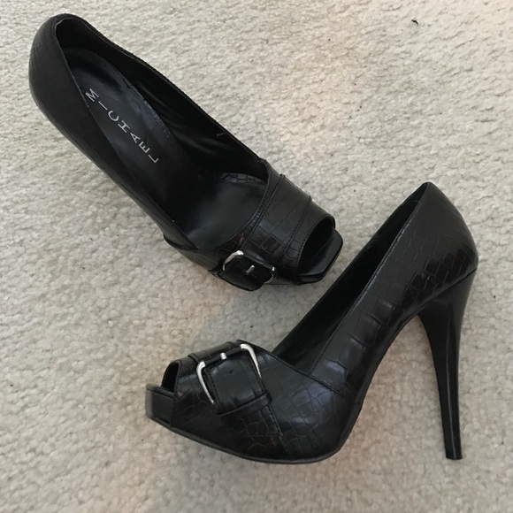 Black pumps