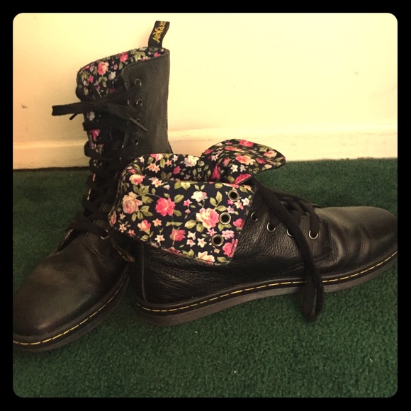 Black lace up Doc Martens 👽