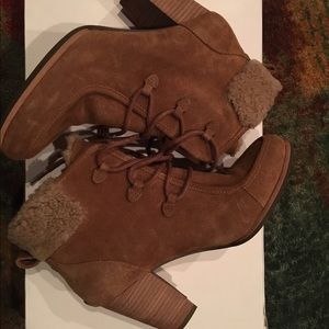 Ugg Annalise boots 8.5 in excellent condition