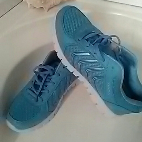 Tennis shoes
