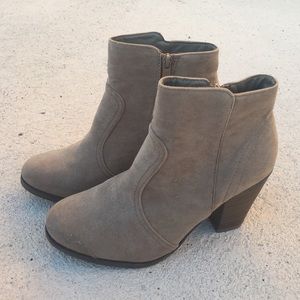 Breckelle's suede heeled boots