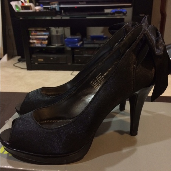 Ribbon bowed back shoes