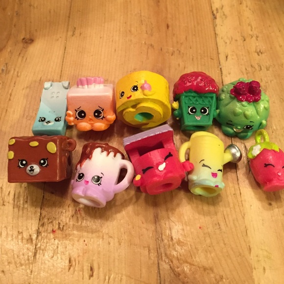 9 shopkins and 1 shopkin charm