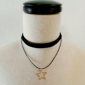 Black Choker/Star Trinket.