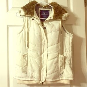 american eagle oufitters 🔸white puffer vest