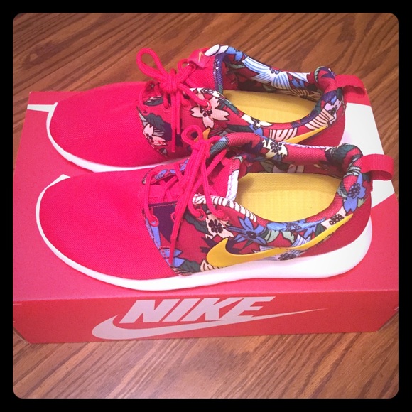 Size 7 Nike Roshe