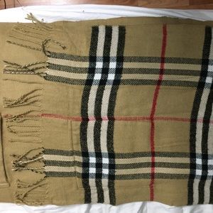 New Burberry Tan Plaid Scarf Beige Shawl w Pockets