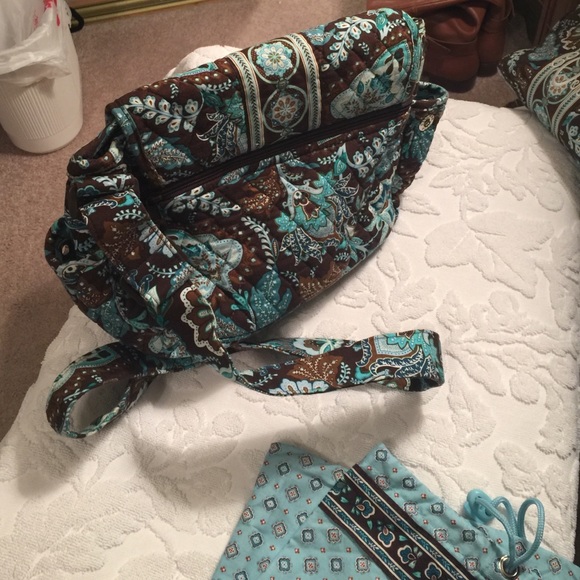 Vera Bradley Handbags - Vera Bradley Crossbody Bag 💚 with dust bag too!