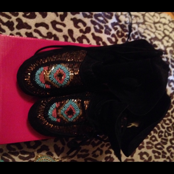 Dollhouse Black beaded bootie/moccasin, size 8