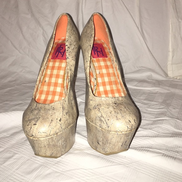 Valentino Style Platform Heels, Size 7.5 - Picture 4 of 11