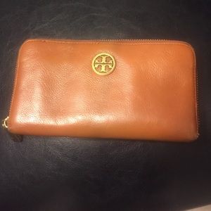 Tory Burch  Robinson leather wallet in Tan