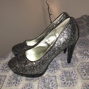 Black/silver sequin pumps