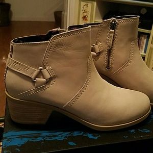 NIB Teva Boots