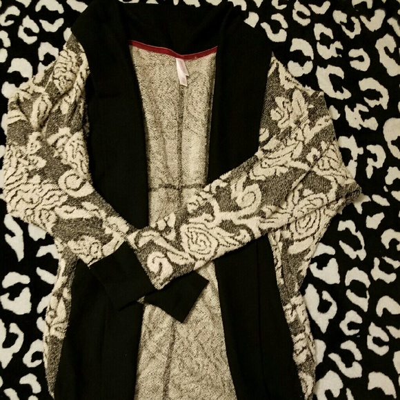 Beautiful rose print sweater/cardigan!