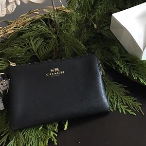 ✖️SOLD✖️•NWT• Coach Black Leather Wristlet