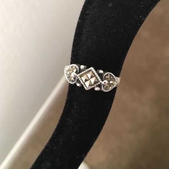 Beautiful Silver Ring - Picture 2 of 3