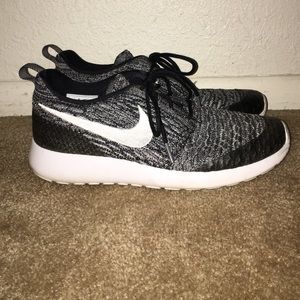 Sweater knit roshe run nikes