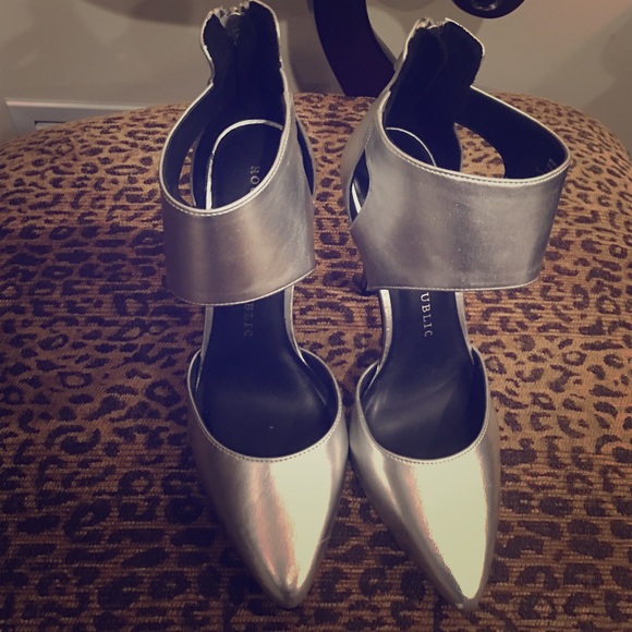 Never worn Silver rock and republic pumps