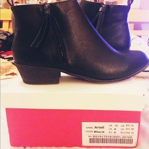 🔱Just Fab black ankle booties w/ fringe zippers🔱