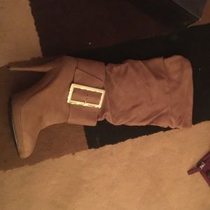 High brown cute boots!!