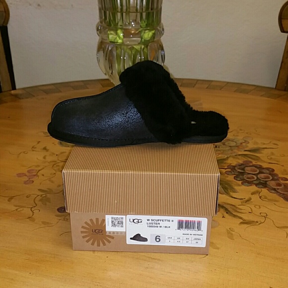 New Ugg scuffette II Women's  Black Slipper Sz 6 - Picture 2 of 4