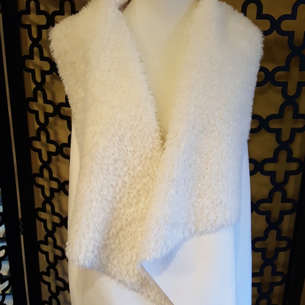 NWOT.  Rare  WHITE  FAUX FUR SHEARLING  VEST - Picture 4 of 6