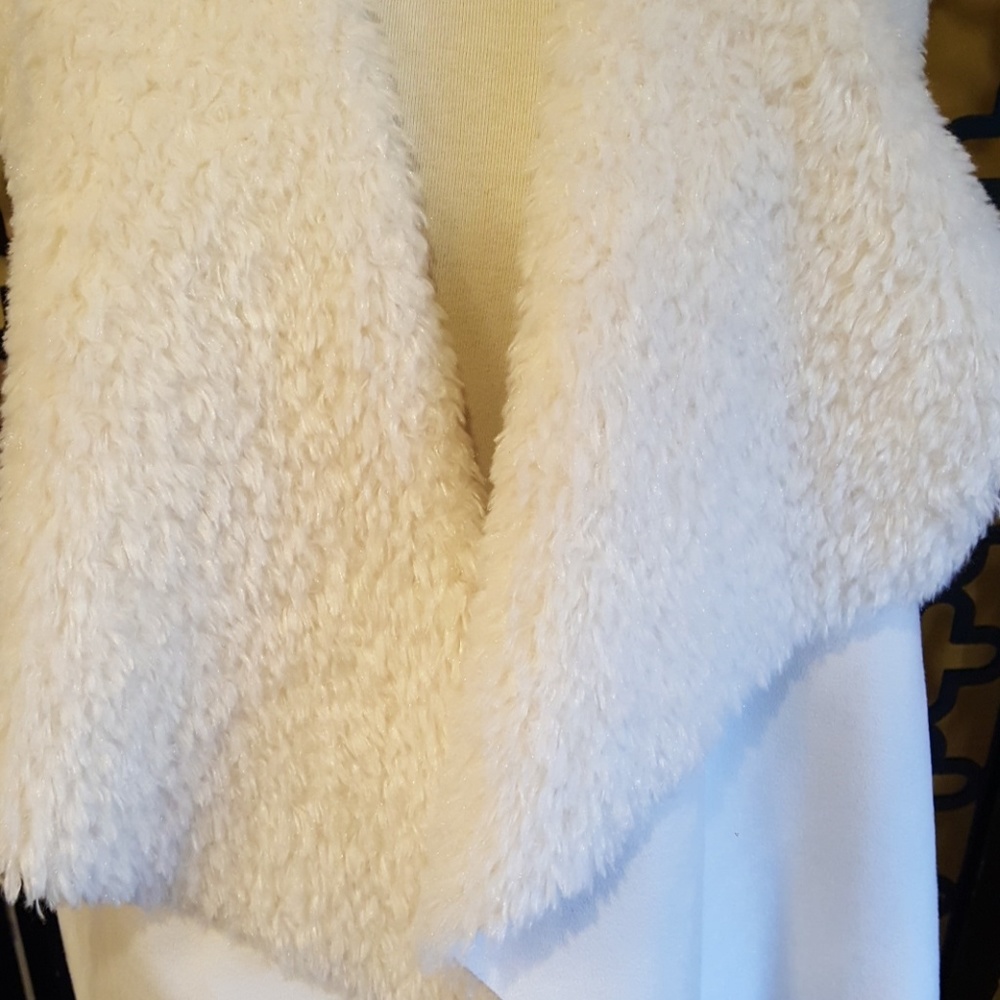 NWOT.  Rare  WHITE  FAUX FUR SHEARLING  VEST - Picture 6 of 6