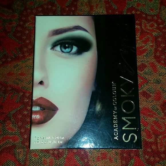 Academy of Colour  Other - NIB smokey eyes pallette