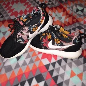 RARE Nike Roshe Run One "aloha" print