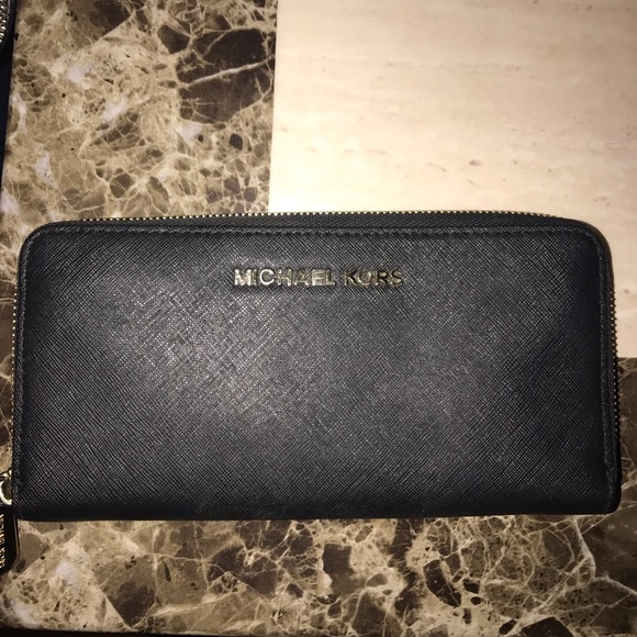 Michael Kors Wallet - Picture 1 of 2