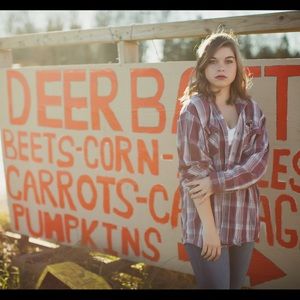 Deer bait ✌🏻️ flannel in burgundy!