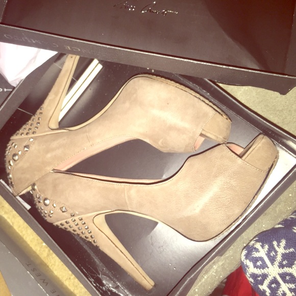 Vince Camuto pumps!