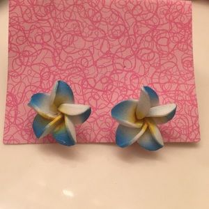 Reposhing Hawaiian foam flower earrings