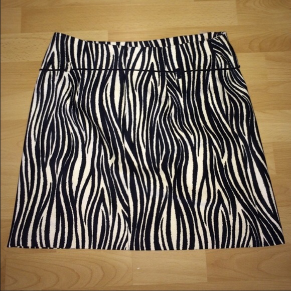Sassy zebra print mini skirt. - Picture 2 of 3