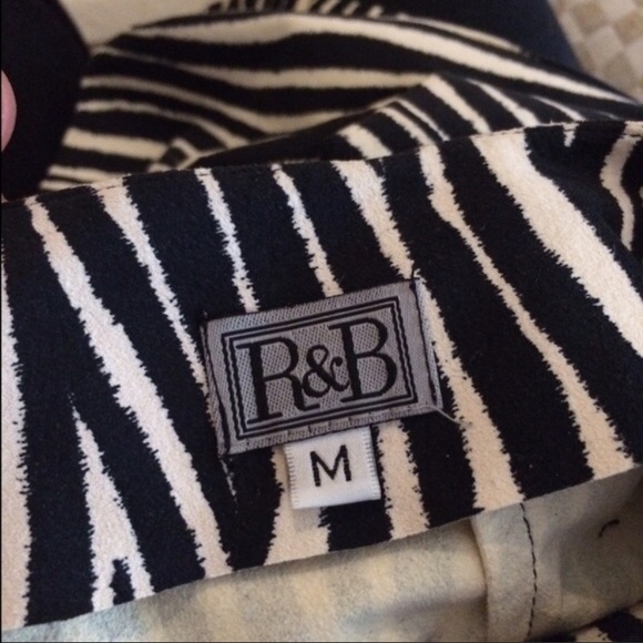 Sassy zebra print mini skirt. - Picture 3 of 3