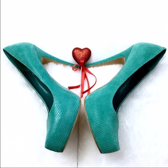 1 LEFT! BCBGeneration Teal Pumps - Picture 2 of 4