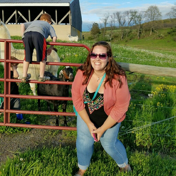 Meet your Posher, Linsy! - Picture 4 of 4