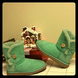 Uggs women's size 6.5 fit like 7.5