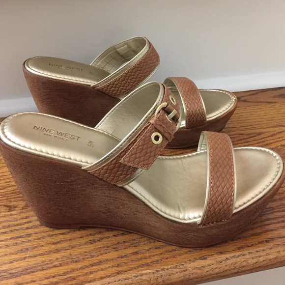 Nine West embossed wedge sandals tan/gold - Picture 1 of 4