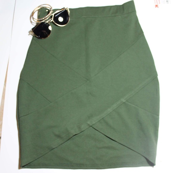 ❗️️️️PRICE DROP❗️X Fitted Skirt - Picture 2 of 4