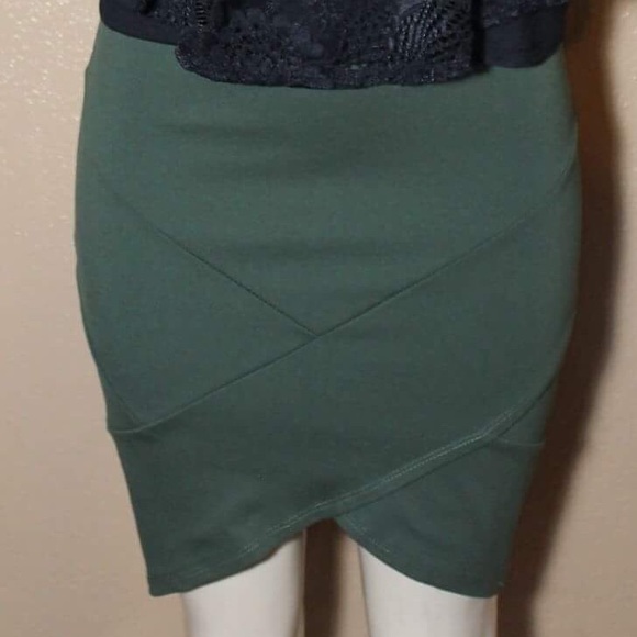 ❗️️️️PRICE DROP❗️X Fitted Skirt - Picture 4 of 4