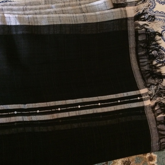 Large scarf - Picture 2 of 3