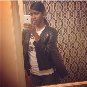 Meet your Posher, Chanel